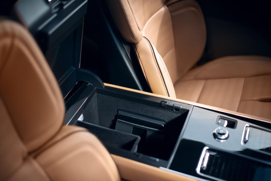 Интерьер Lincoln Aviator Black Label 2019 года  (фото 8 из 48)